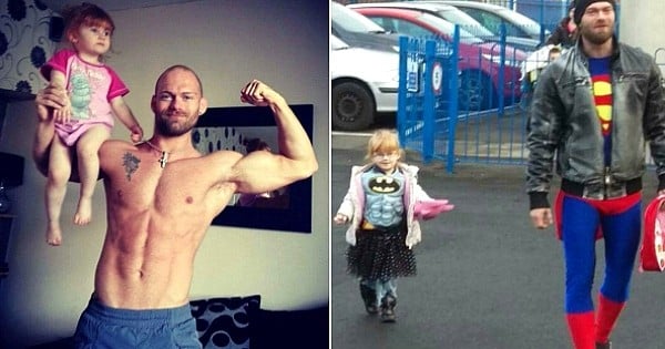 Voici un super-papa ! Il se déguise en Superman pour accompagner sa fille à l'école et lui montrer qu'elle n'est pas toute seule