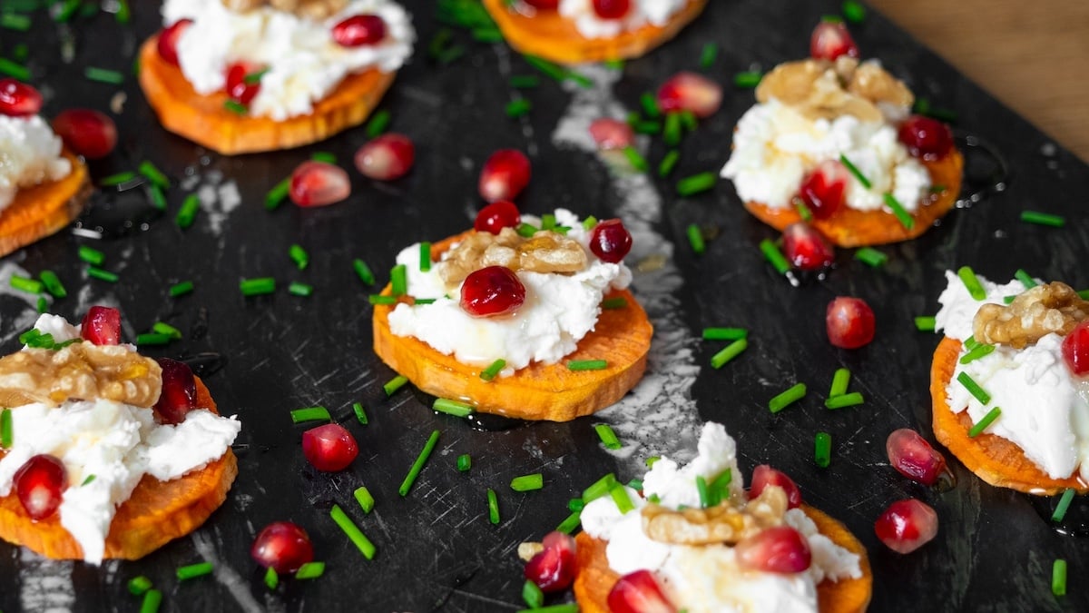 Ces petits toasts de patate douce au chèvre et à la grenade sont à croquer de toute urgence !