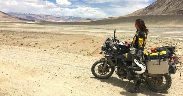Voici Lea Rieck, une jeune femme qui a tout plaqué pour traverser le monde avec sa moto