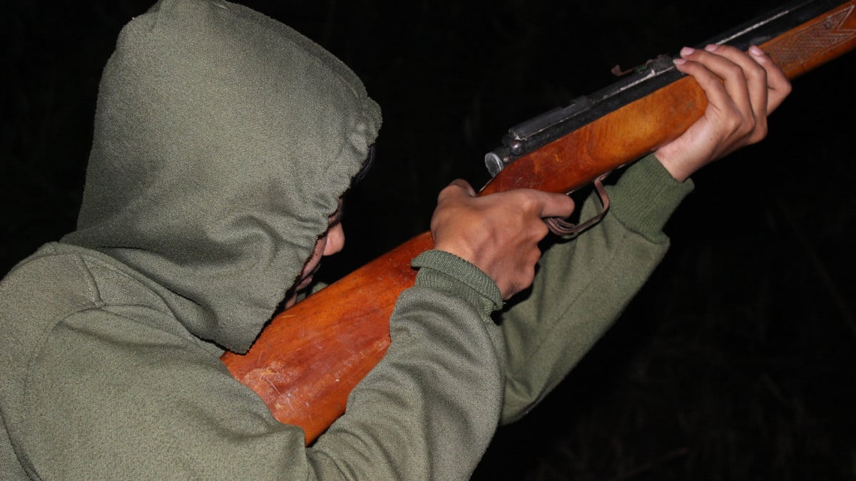 Un homme s'amusant avec une carabine