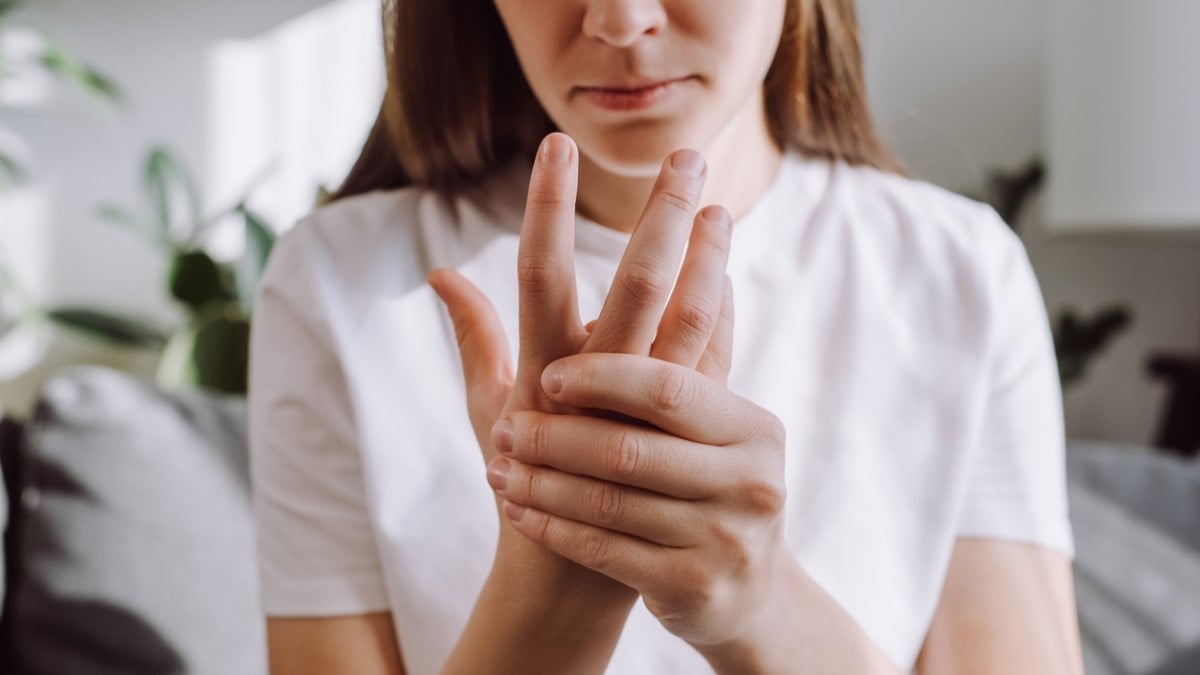 Si vous avez cette douleur à la main, voici les signes qui montrent que vous devez consulter un médecin rapidement