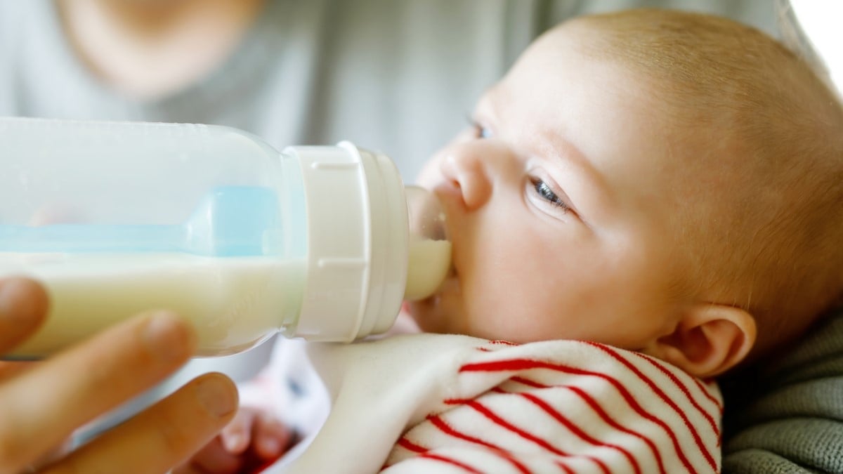 Par erreur, une grand-mère donne du vin à un bébé de 4 mois, il fait un coma éthylique