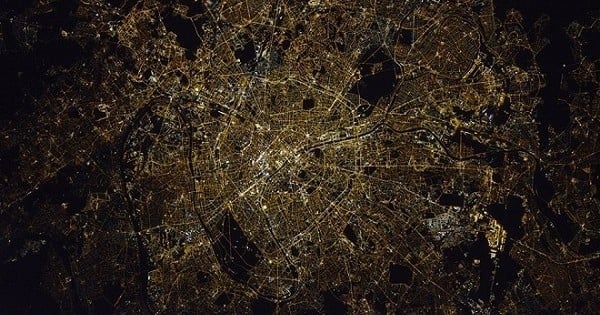 Vue de l'espace, Paris, la ville-lumière, n'a jamais été aussi magnifique, la nuit... Une photo incroyable prise de l'espace par Thomas Pesquet !