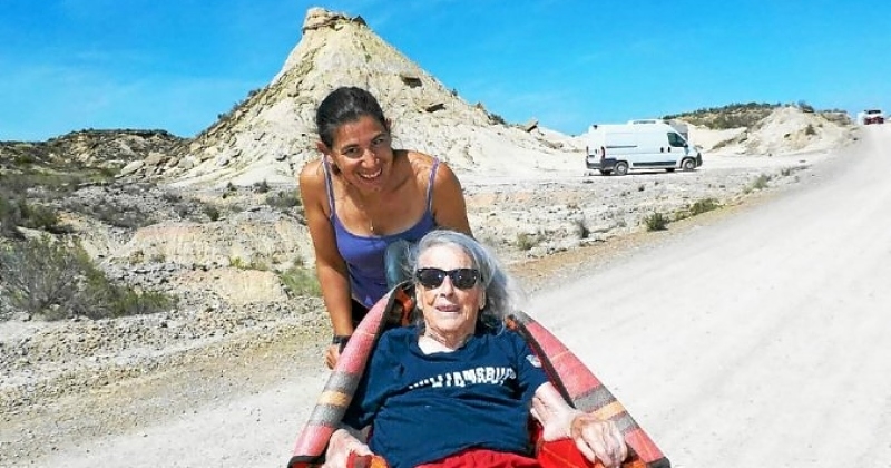 Elle a voyagé avec sa grand-mère de 101 ans pendant 3 ans pour dénoncer l'isolement des personnes âgées