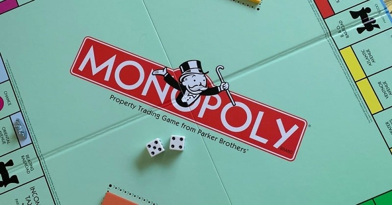 Il dépose des faux billets de Monopoly sur son compte et est crédité de 900 euros par sa banque ! 