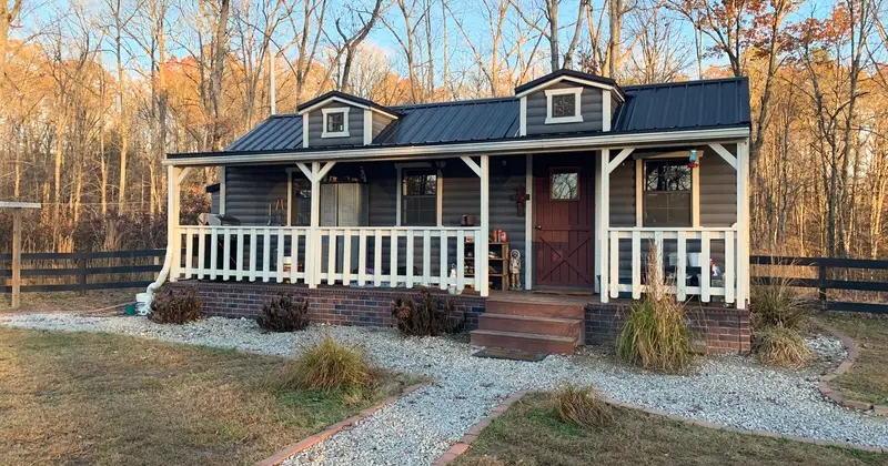 Ces parents ont fait construire une maison à chacun de leurs jeunes enfants pour protéger leur vie privée