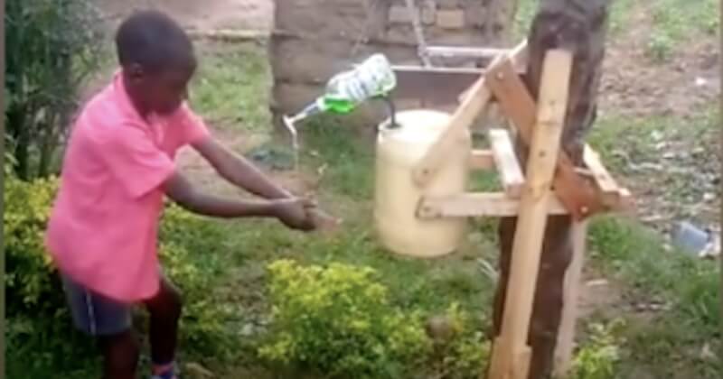 Un enfant de 9 ans a fabriqué une machine permettant de se laver les mains en utilisant uniquement les pédales 