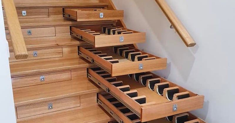 Un constructeur utilise des tiroirs de rangement pour transformer un escalier en cave à vin