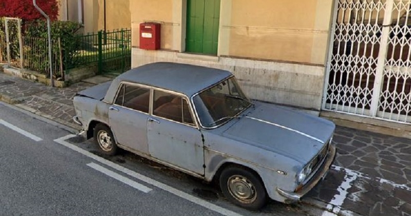 Italie : une voiture garée au même emplacement pendant 47 ans est devenue l'attraction des touristes