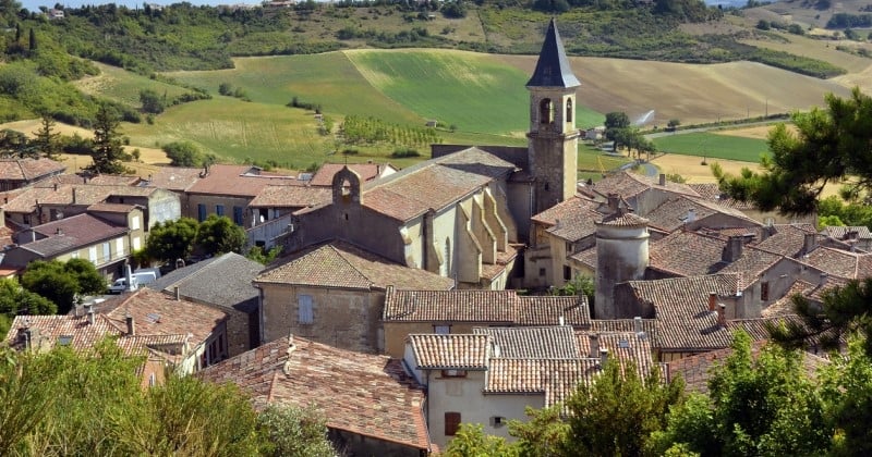 Les habitants de ce village reçoivent 100 euros dans leur boîte aux lettres, grâce à cette généreuse donatrice