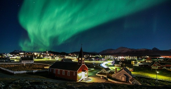 Quand la municipalité Islandaise de Reykjavik décide de couper la lumière pour admirer les aurores boréales, ça donne un spectacle féerique !