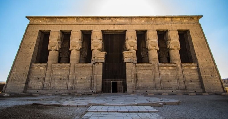 Plongez dans l'Égypte antique en visitant le temple d'Hathor, l'un des mieux conservés du monde