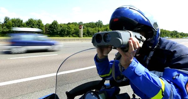 Cette mamie a trouvé LA solution pour faire sauter les amendes après un excès de vitesse ! Vous allez être choqués...