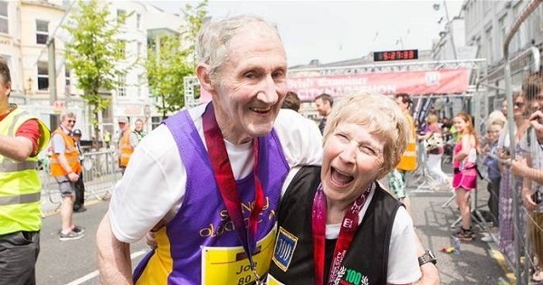 À 80 ans, ce couple termine un marathon main dans la main pour célébrer leurs 57 années de mariage... Quand l'amour ne prend pas une ride !