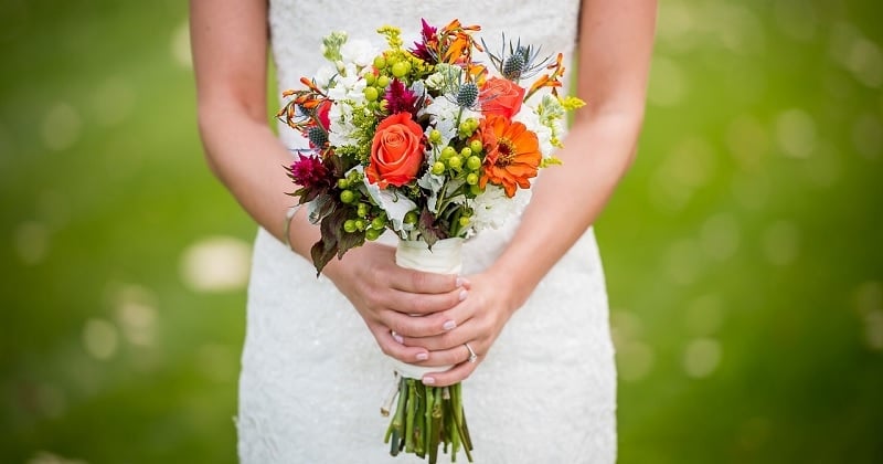 Elle attrape le bouquet lors d'un mariage, sa soeur se met en colère contre elle pour une raison honteuse