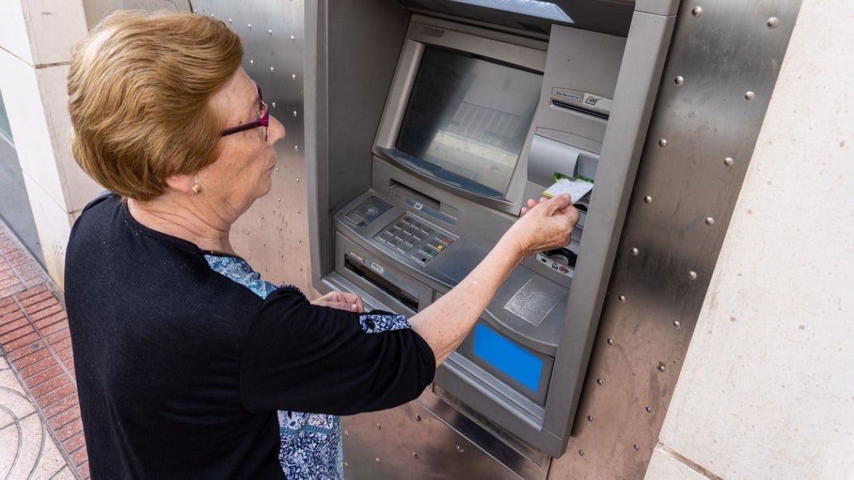 À 96 ans, elle se fait arnaquer de 200 000 euros et perd toutes ses économies