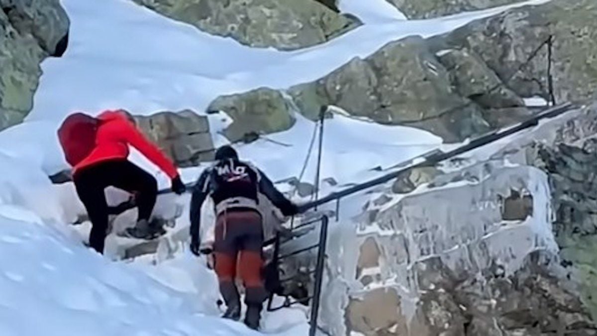 Un couple de touristes se retrouve bloqué sur un sommet dangereux avec son bébé de 9 mois 
