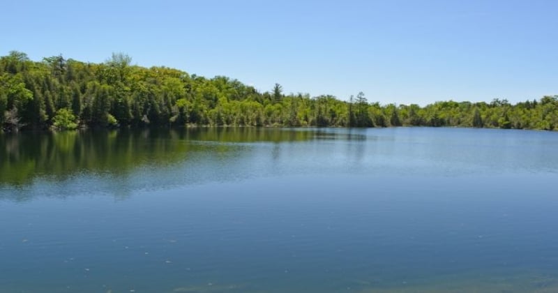 Ce lac présente des signes inquiétants de l'impact de l'Homme sur l'environnement, des images terribles