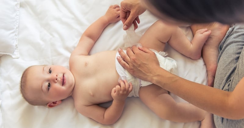 Demander à son bébé l'autorisation de changer sa couche, c'est ce que préconise cette experte 