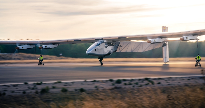 Une entreprise développe un avion solaire capable de voler pendant 90 jours sans se poser