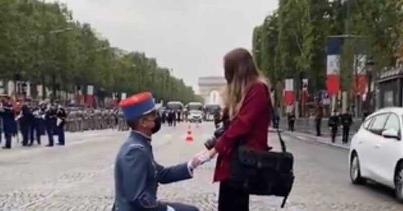 14 juillet : avant le défilé, un militaire fait sa demande en mariage sur les Champs-Elysées
