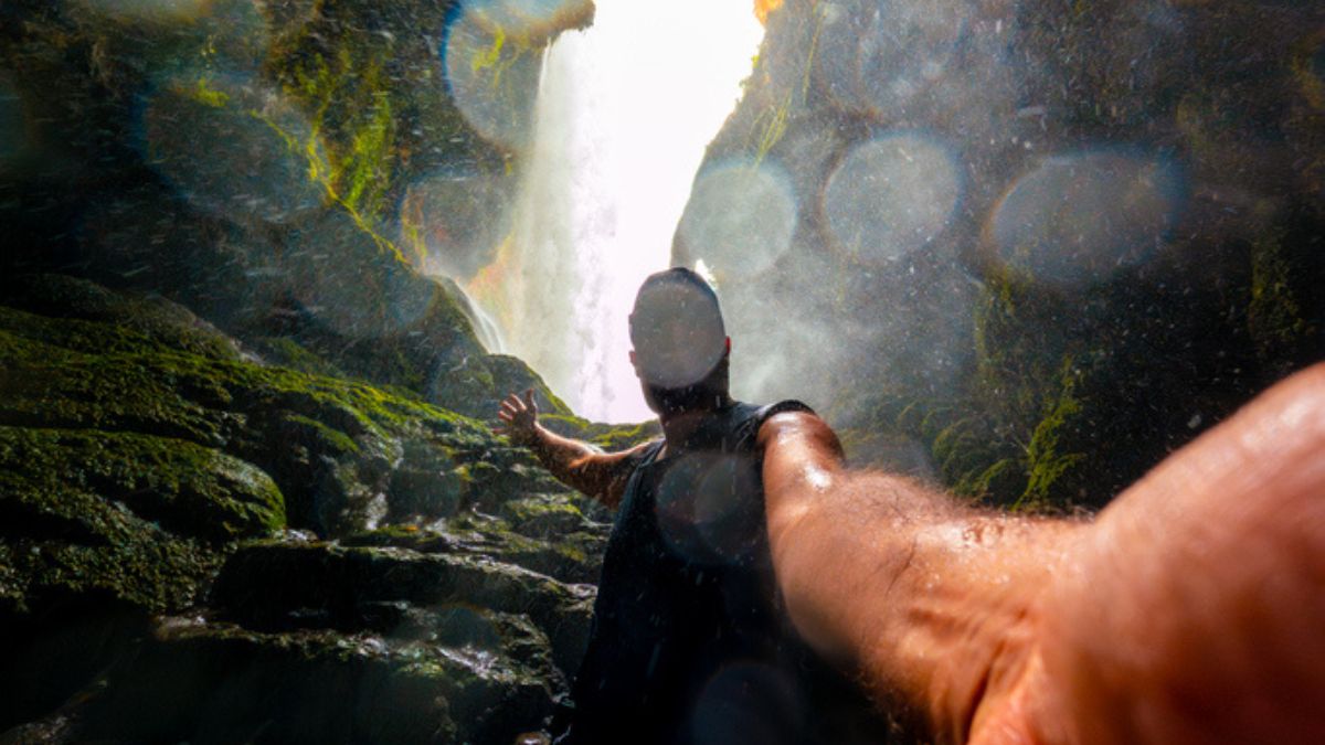 En vacances en Thaïlande, il fait une chute mortelle, sous les yeux de sa compagne, en prenant un selfie du haut d'une cascade