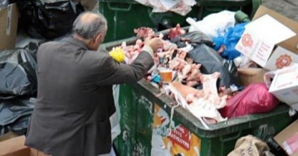 Un restaurant prend conscience qu'un homme fouille ses poubelles... Et voilà ce qu'ils ont fait !