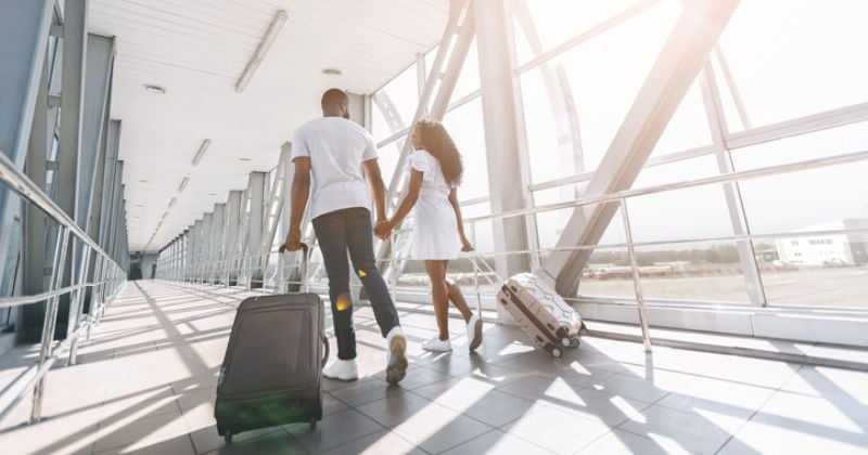 Dès le début de son voyage de noce, il est contraint de prendre l'avion sans... sa femme, faute de place dans l'avion