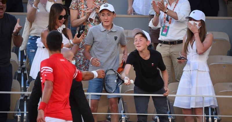 Roland-Garros : ce jeune garçon laisse éclater sa joie après avoir reçu la raquette victorieuse de Djokovic