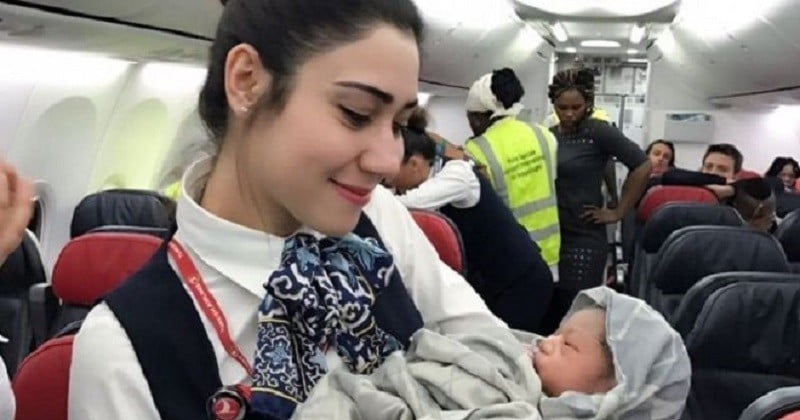 Grâce à la réactivité de l'équipage, elle donne naissance à un bébé en plein vol à 12 800 mètres d'altitude... Que d'émotions !