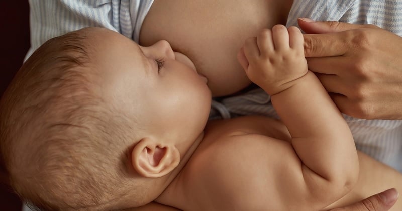 Alors qu'elle allaite son bébé dans un café, cette maman est choquée par une remarque des propriétaires