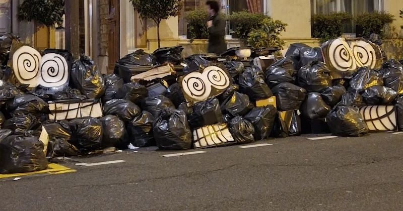 À Paris, un street artiste donne vie aux tas de poubelles qui envahissent les rues