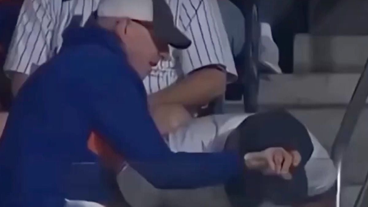 Un supporter hilare arrache une balle de baseball des mains d'un homme âgé, la vidéo scandalise le web