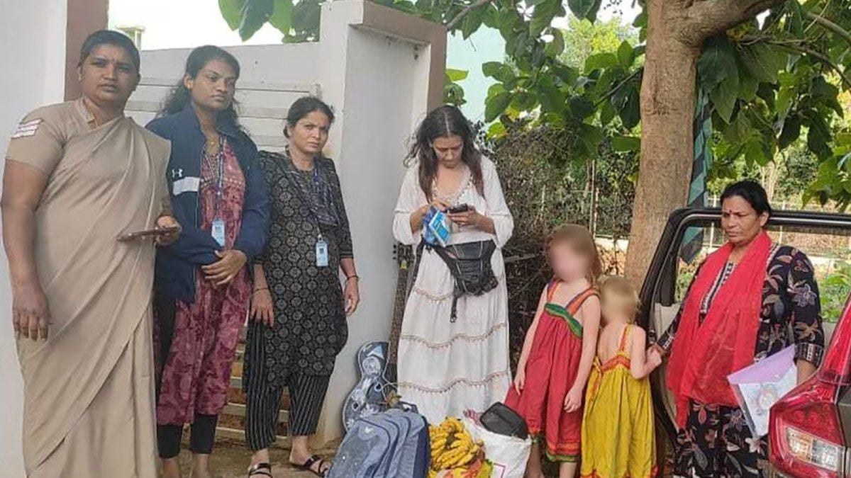 Nina Kutina, ses deux filles, entourée par la police locale 