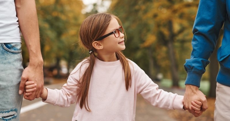 Un juge accorde le partage de l'autorité parentale entre quatre adultes, une décision historique