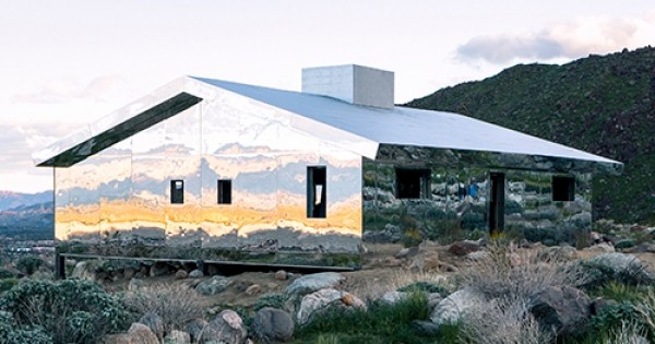 En plein cœur du désert californien, cet artiste construit une maison à partir de miroirs : une œuvre d'art originale et fascinante