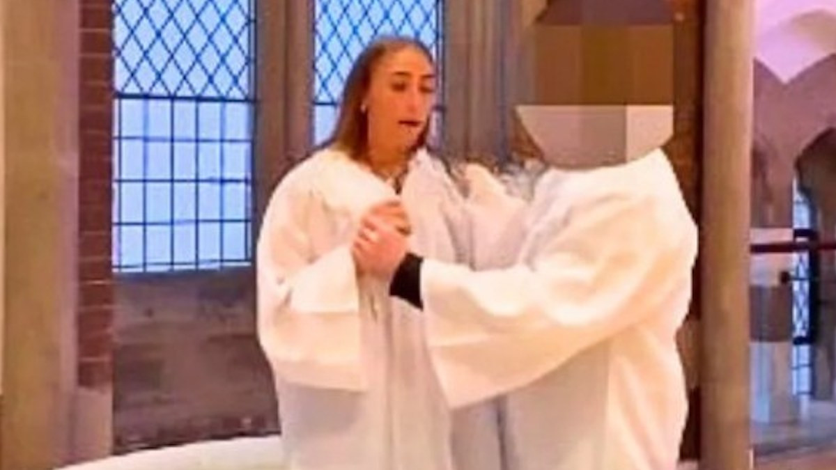 La star d'OnlyFans Lily Phillips, qui a couché avec 1 113 hommes en 12 heures, se fait baptiser et déchaîne les passions 