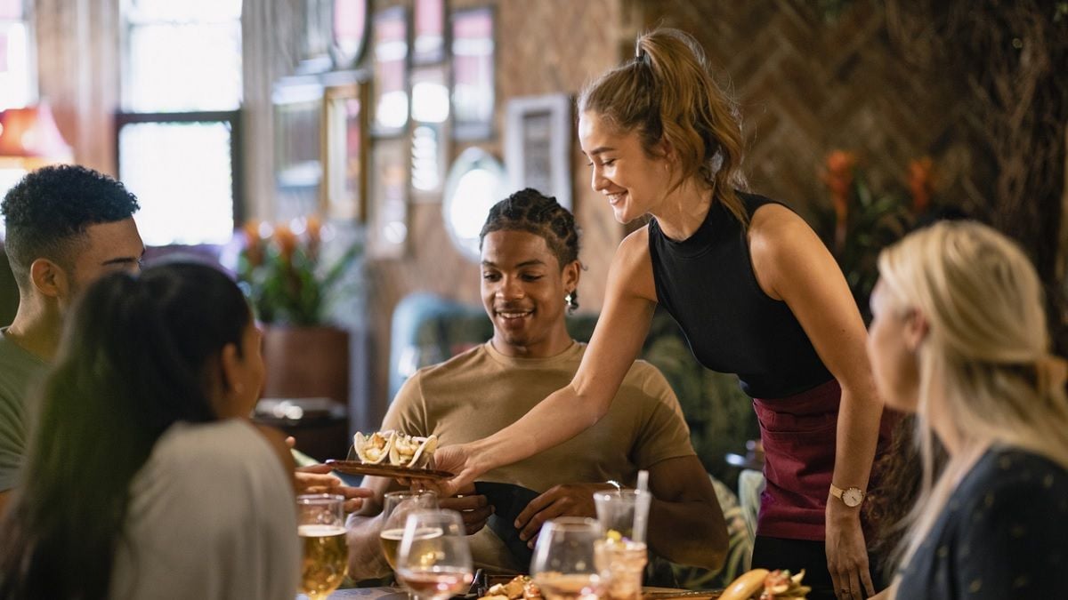Les personnes qui font ce geste avec les serveurs au restaurant sont dotées d'un trait de comportement rare 