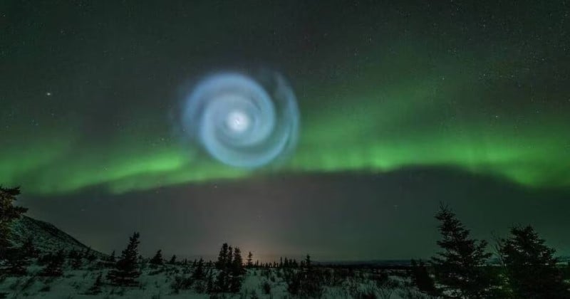 Un chasseur d'aurores boréales immortalise l'apparition d'une étrange spirale bleue dans le ciel 