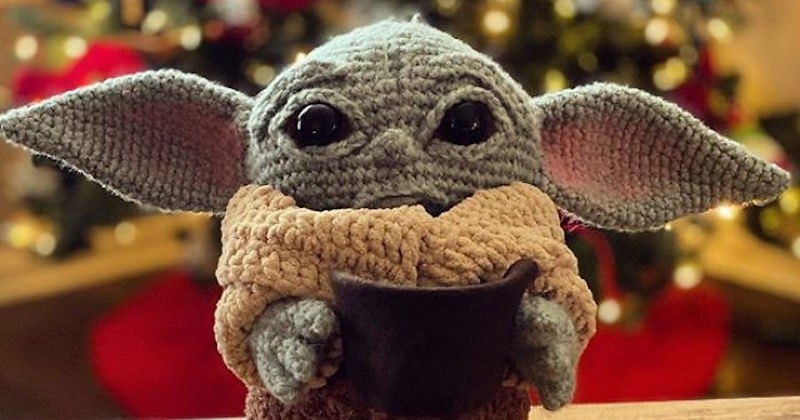 La peluche bébé Yoda à crocheter est aussi adorable que l'original
