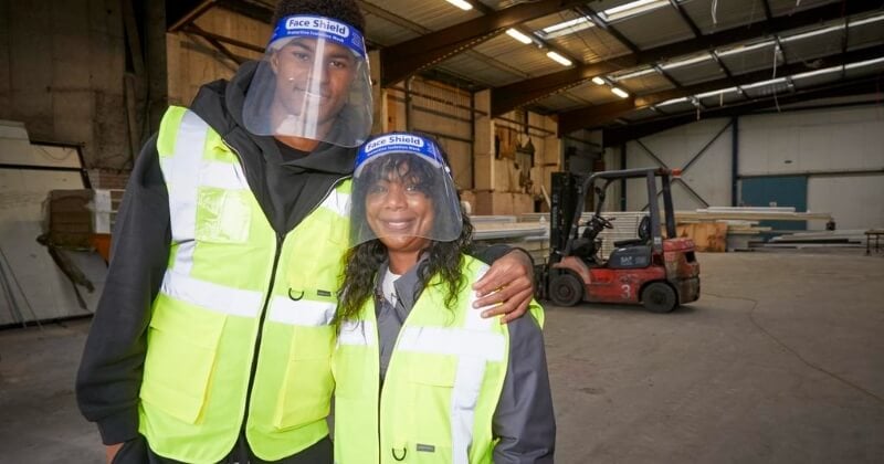 Le footballeur star Marcus Rashford et sa mère ouvrent une banque alimentaire pour aider les familles pauvres