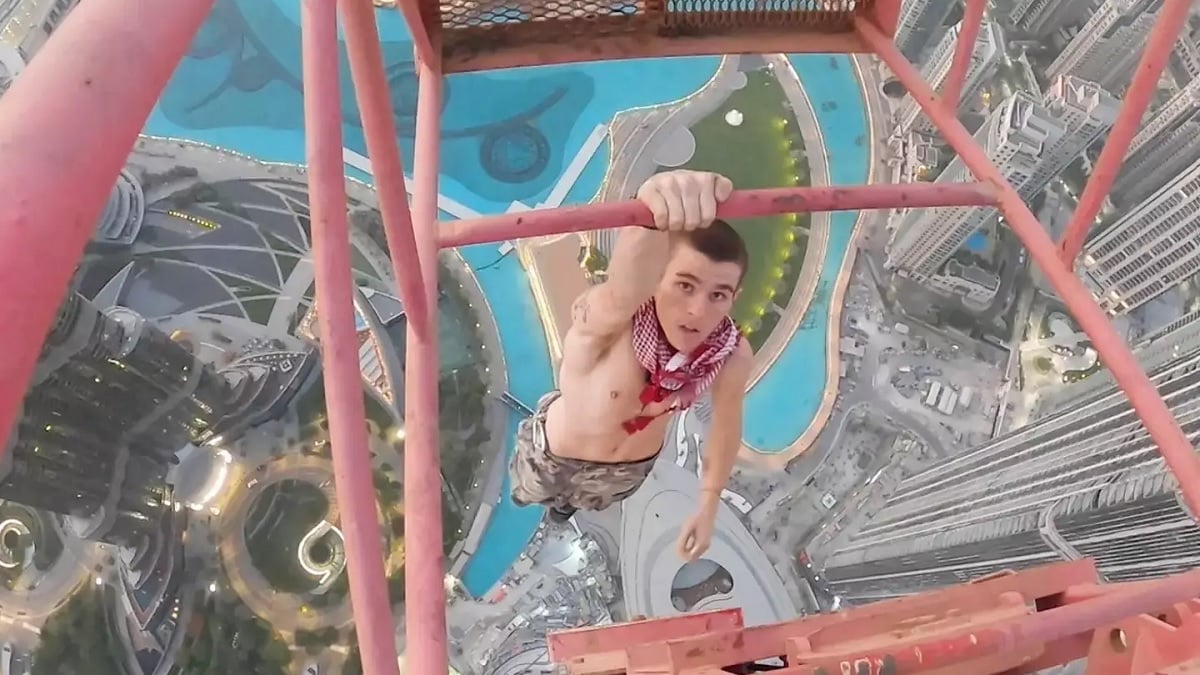 Il grimpe la plus haute tour de Dubaï et s'aperçoit à 390 mètres de hauteur qu'il a commis une grave erreur