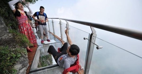 Un pont en verre à 300 mètres au-dessus du vide ? Pour ceux qui ont le vertige, c'est le pont le plus cauchemardesque du monde !