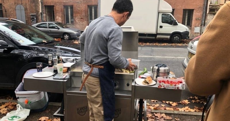 Toulouse : il offre des repas chauds aux sans-abri à l'aide d'une plancha mobile fixée sur son vélo