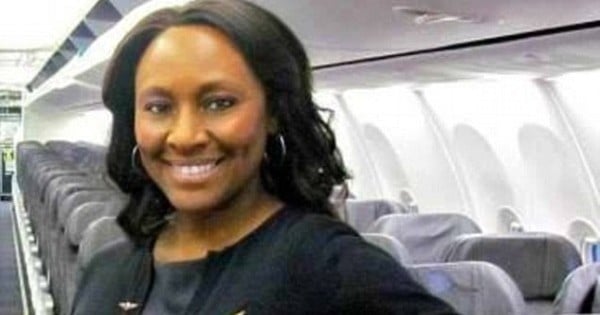 Alertée par un mot laissé dans les toilettes de l'avion, une hôtesse de l'air sauve la vie d'une jeune fille victime d'un trafic d'humains