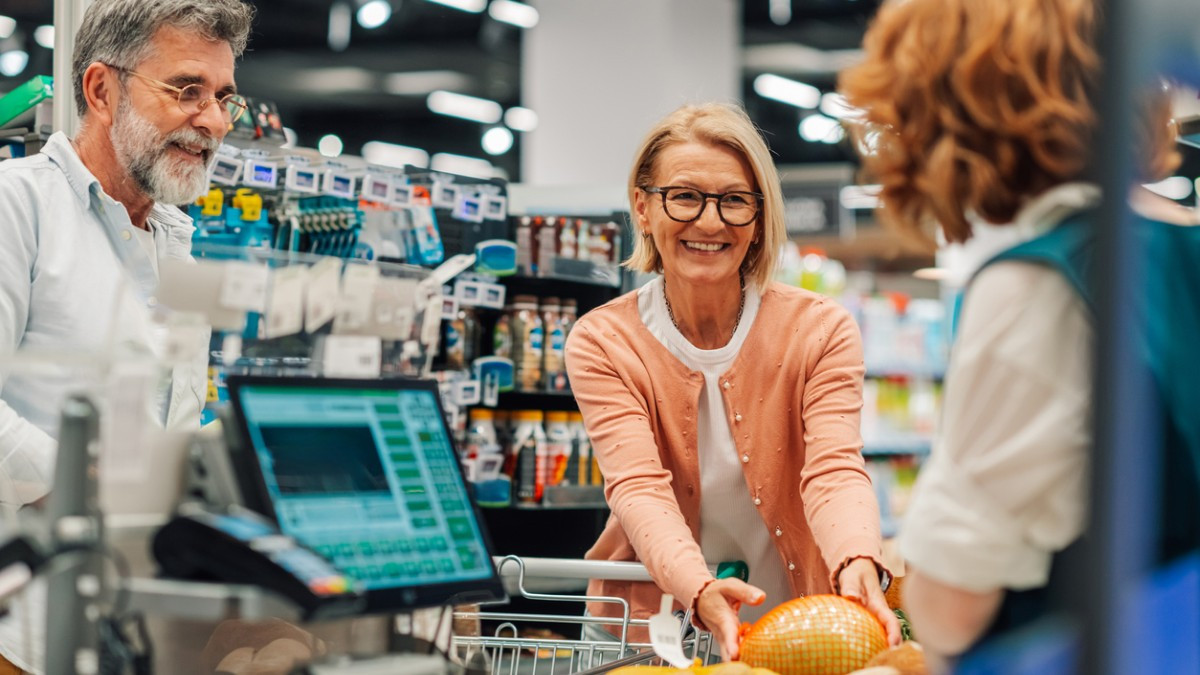 Leur carte est refusée à la caisse mais un inconnu paye leurs courses avant de disparaître, ils font tout pour le retrouver