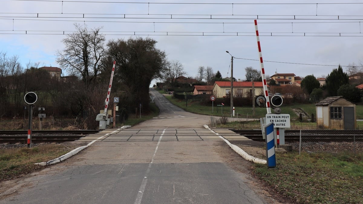 Incassable : un homme de 82 ans percuté par un train, les pompiers le retrouvent vivant et... debout