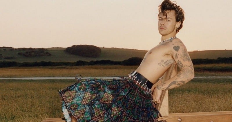 Harry Styles pose seul et en robe pour la Une du magazine Vogue, une première