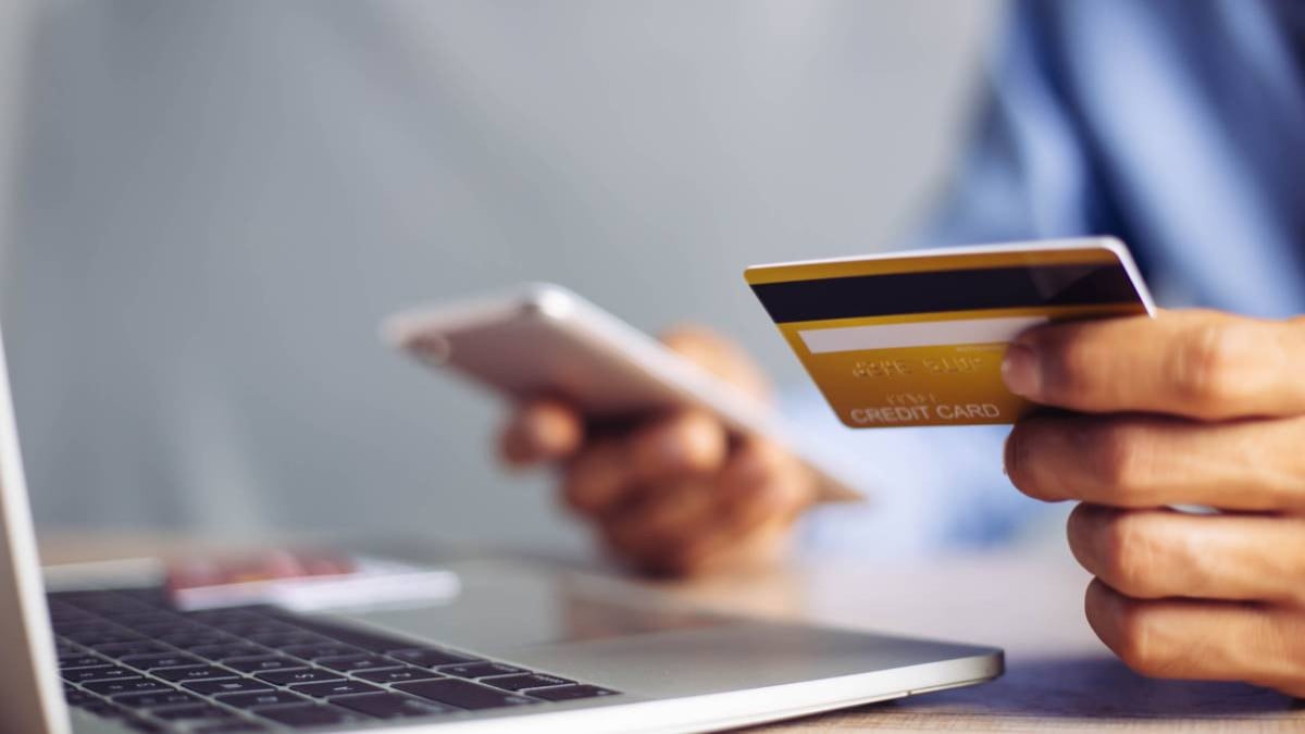 Virement avec une carte de crédit et un ordinateur