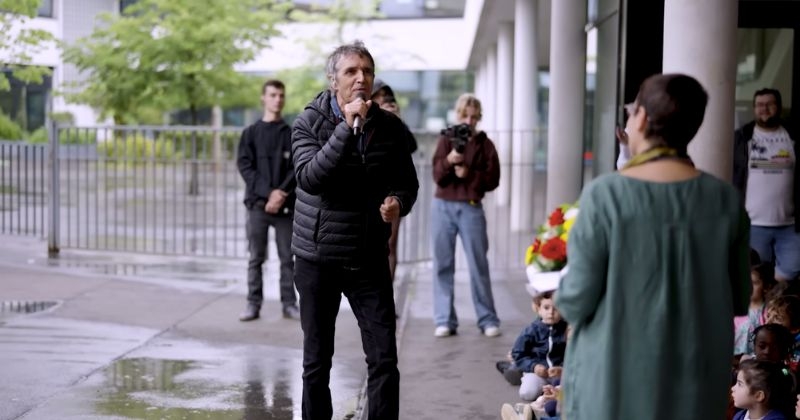 Alors qu'elle s'apprête à partir à la retraite, cette directrice d'école reçoit une surprise inattendue de la part de Julien Clerc